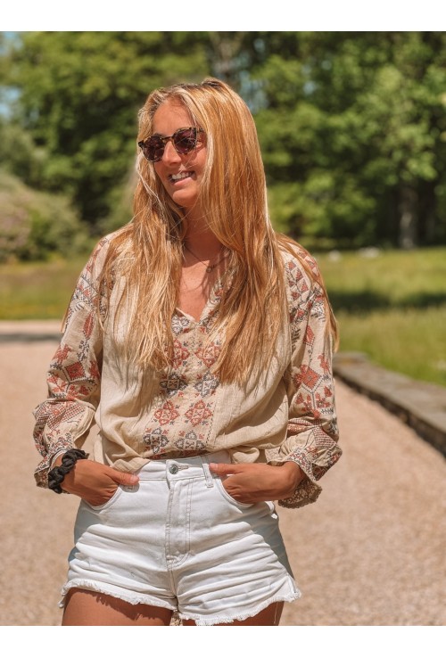 Blouse MARTA vert jade avec broderies rouges et bleues