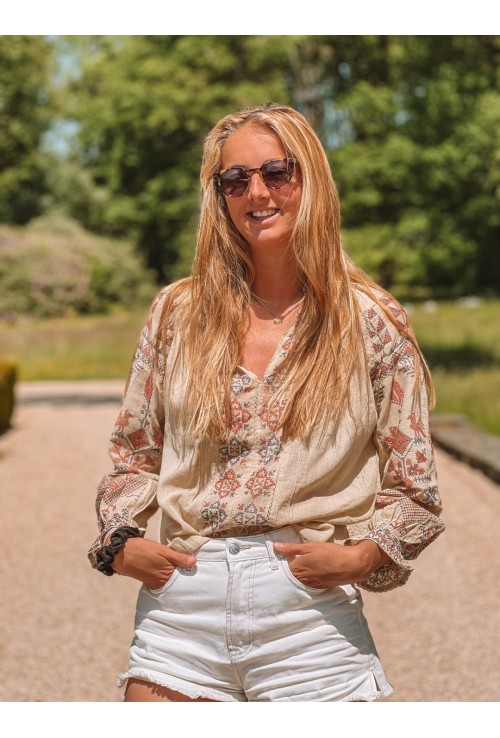 Blouse MARTA vert jade avec broderies rouges et bleues